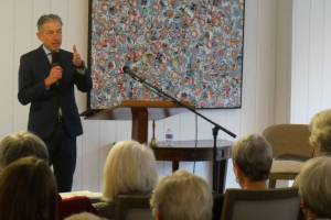 Dan Levitt, B.C.&rsquo;s Seniors Advocate, speaks at The Gardens at Qualicum Beach on Jan. 12. (Kevin Forsyth photo)